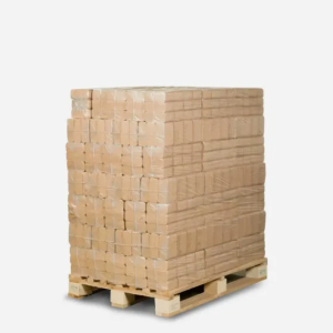 Folienverpackte Pakete mit Birken-Holzbriketts im RUF-Format, gestapelt auf einer Holzpalette