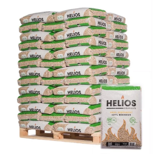 Gestapelte HELIOS Holzpellet-Säcke auf einer Palette mit einem 15-kg-Sack im Vordergrund